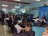 Estudiantes reunidos en un salud atentos a una exposición