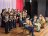 Estudiantes tocando instrumentos y cantando