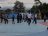 Estudiantes en una cancha de fútbol practicando deporte