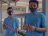 Estudiantes con mascarilla portan una cinta de bandera en la mano
