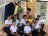 Estudiantes posando con los actores del elenco El Principito