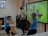 Maestra interactúa en una clase con estudiantes. Parece que bailan