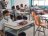 NIñas y niños comparten en un aula 
