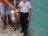 Niña de primaria sonriente toca a la oveja coqueta