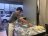 Dreyler prepara la masa para pizzas en su trabajo.