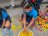 Parte del proceso es que los niños dividan las tapitas por colores para crear los diseños
