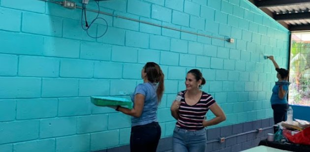 Directoras pintan pared