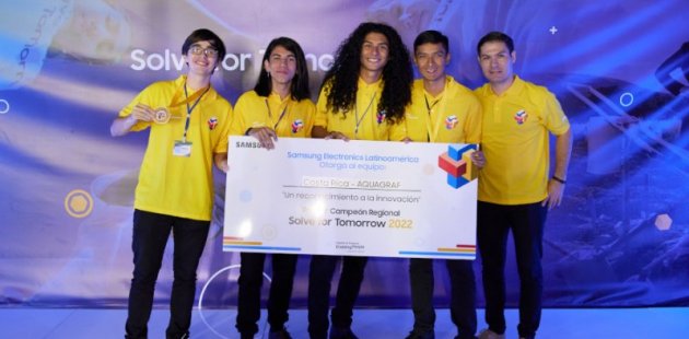 Estudiantes ganadores del Colegio Técnico Profesional de Atenas