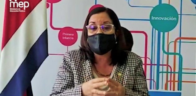 Imagen muestra a Ministra de Educación dando mensaje de la educación combinada