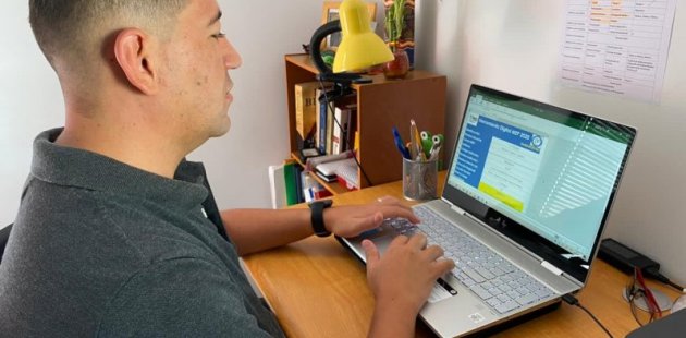 Foto muestra a docente utilizando la herramienta de evaluación