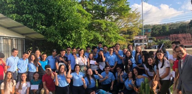 Estudiantes del nuevo colegio y líderes ducativos