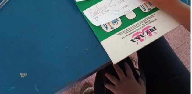 Adulto estudiante en un aula del sistema público 