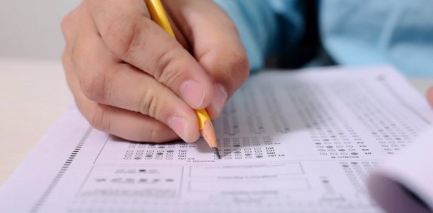 Persona realizando una prueba escolar