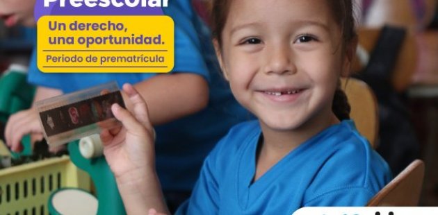 Niña de preescolar en su centro educativo 