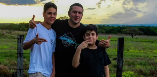 Hermanos retahíleros junto a su padre