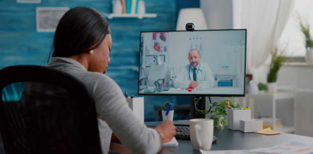 Paciente es atendido por doctor vía virtual