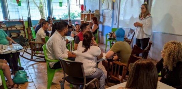 Docentes de inglés recibiendo becas