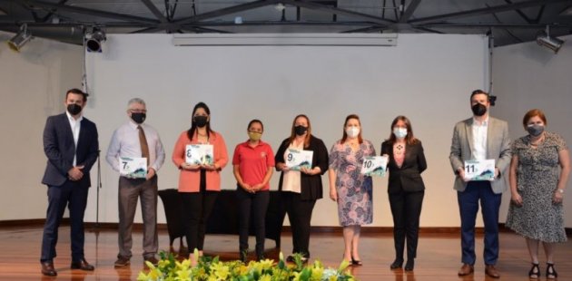 Entrega oficial de guía a Liceos Rurales