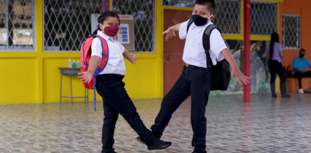 imagen muestra niños saludándose en pandemia