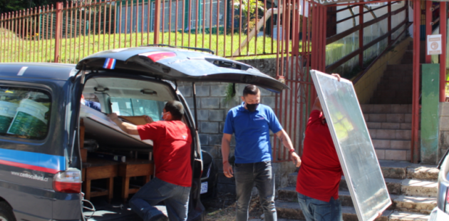 Imagen muestra entrega de implementos tecnológicos a escuela 