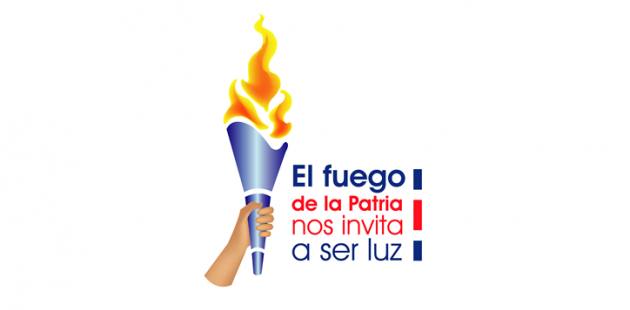 Antorcha de la libertad en brazo de estudiante, muestra el lema de fiestas patri