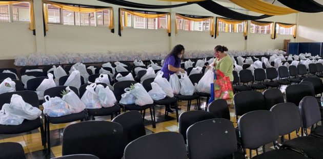 Paquetes de alimentos ubicados en un salón 