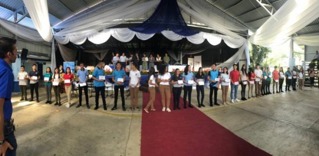 Fotografía muestra estudiantes en la pasada inauguración del Colegio de San Vito
