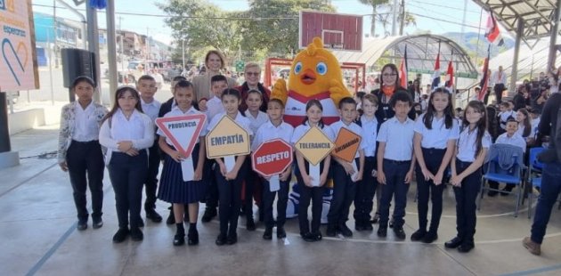 La Ministra de Educación con estudiantes de la Escuela León Cortés Castro
