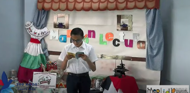 Niño de primaria lee su lectura de autor costarricense en la maratón virtual