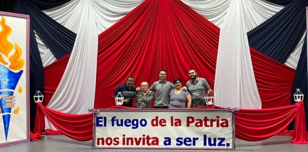 decoración de lujo, de blanco, azul y rojo, embellece al Liceo de Río Frío 