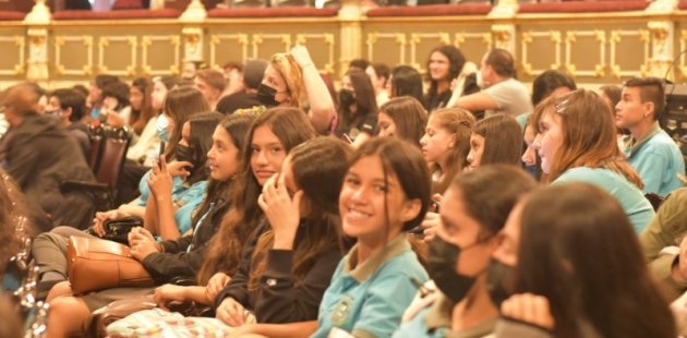 ESTUDIANTES EN LAS BUTACAS DEL TEATRO NACIONAL DE COSTA RICA