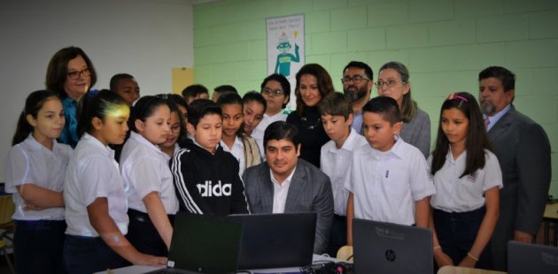 Carlos Alvarado, Presidente de República estudiantes de la escuela Rep. Dominica