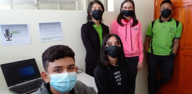 Estudiantes se comunican con radioemisora 