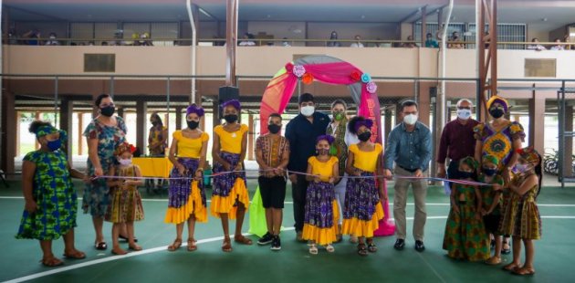 Comunidad educativa y autoridades cortan una cinta de bandera como simbolismo