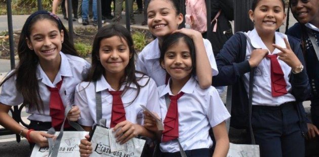 Estudiantes participando del programa "Erase una vez"