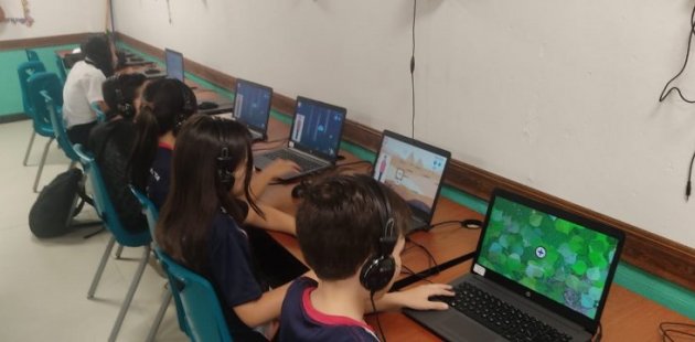 Estudiantes utilizan aceleradores de aprendizaje