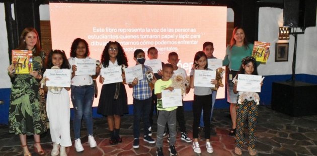 Presentan libro elaborado con cuentos hechos por estudiantes de primaria 
