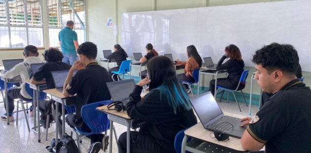 Estudiantes presentan Prueba Nacional de Lenguas Extranjeras 