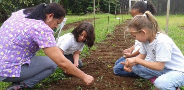 Estudiantes construyen su aprendizaje a través de la naturaleza 