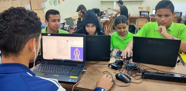 Estudiantes de Cañas destacan en competencia de robótica 