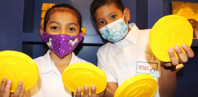 Estudiantes juegan y aprenden con monedas