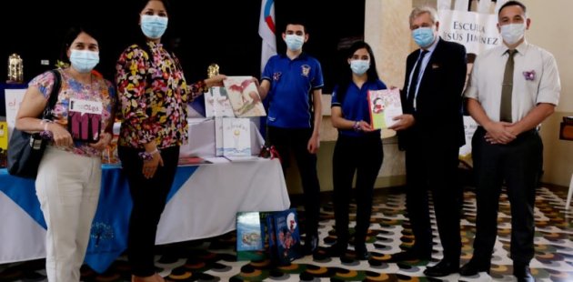 Entrega oficial de libros donados por la cooperación francesa