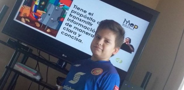 Foto muestra a estudiante estudiando con la televisión 