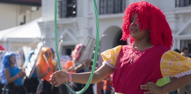 Mujer participante del festival posa con una ula ula 