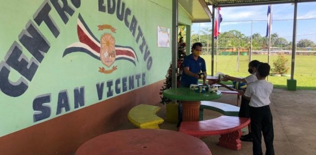 Estudiantes de escuelas reciben implementos deportivos