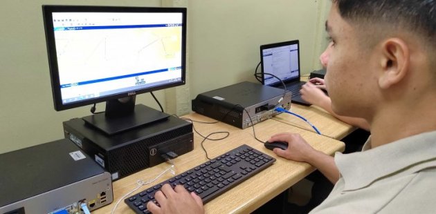 estudiante utiliza computadora en su colegio