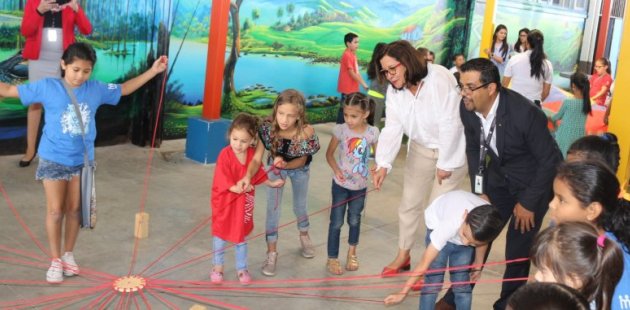 Guiselle Cruz, Ministra de Educación; y niños del centro educativo