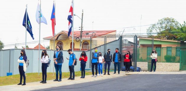 Estudiantes hacen fila para lavado de manos.