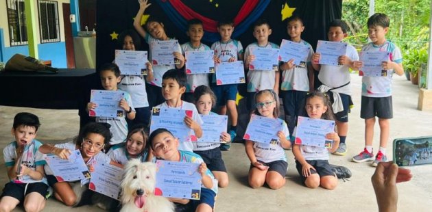 Estudiantes reciben título de taller de emociones 