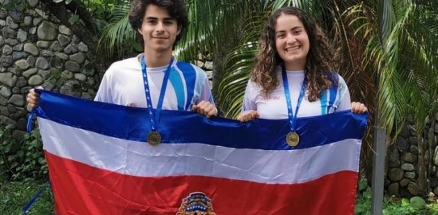 Dos de los ganadores de medallas en olimpiada de biologia